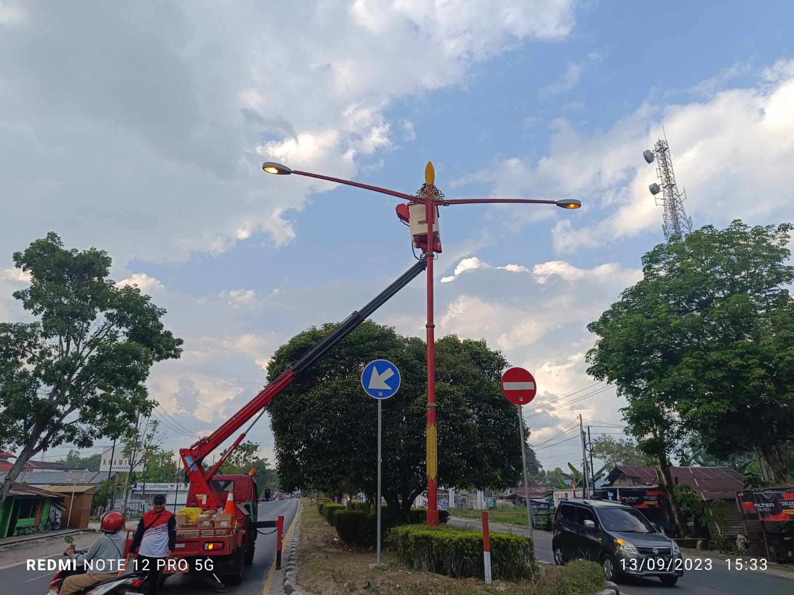 Pemeliharaan dan Perbaikan Lampu Penerangan Jalan Umum oleh Dinas ESDM Prov. Kalteng