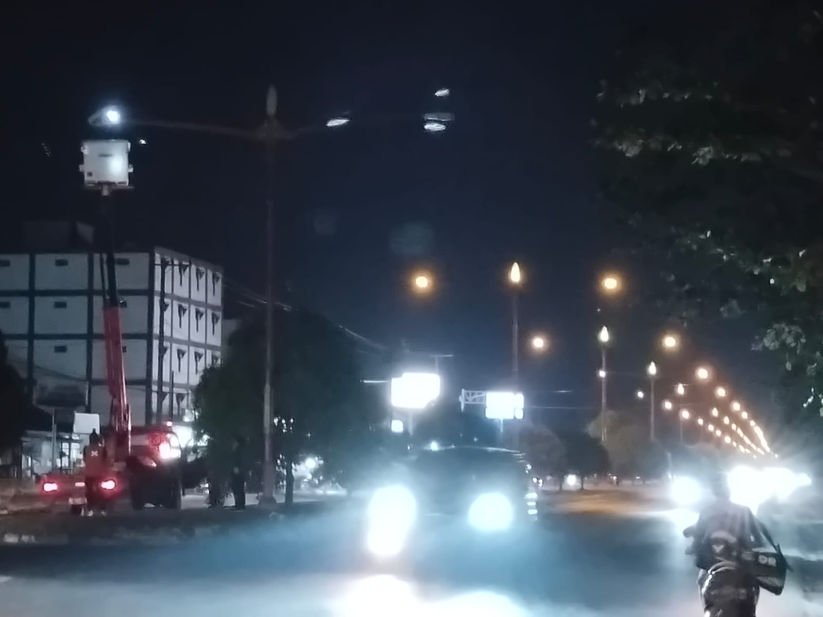 Pemeliharaan dan Perbaikan Lampu Penerangan Jalan Umum oleh Dinas ESDM Prov. Kalteng