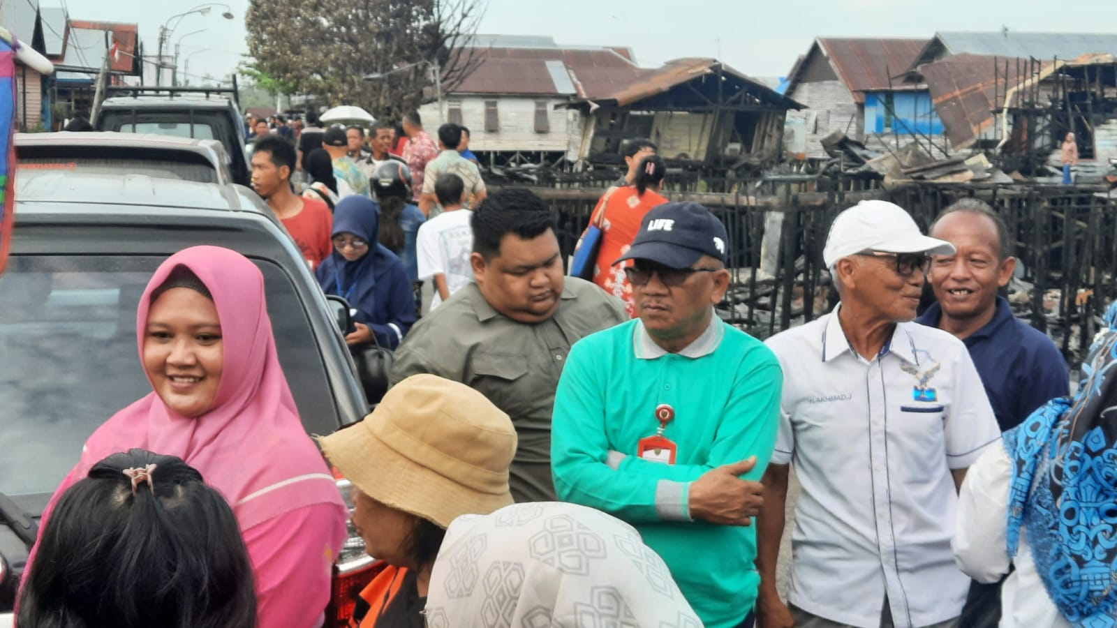 Kepala Badan Kesbangpol Prov. Kalteng Dampingi Wagub Kunjungi Lokasi Kebakaran di Komplek Mendawai