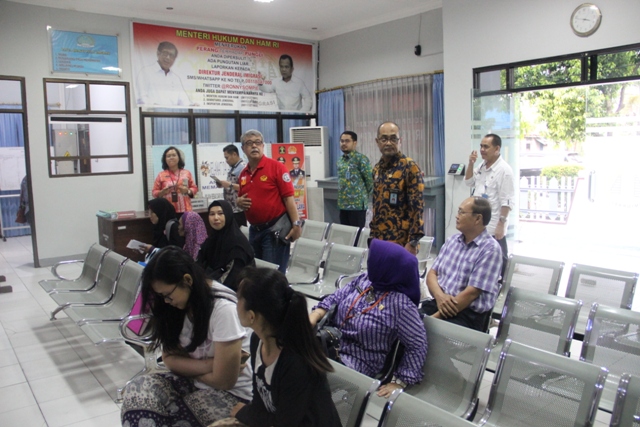 TINJAU KANIM SAMPIT, PLT. KAKANWIL HARAPKAN PELAYANAN TERBAIK KEPADA MASYARAKAT TERPENUHI 