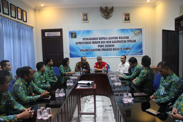 TINJAU KANIM SAMPIT, PLT. KAKANWIL HARAPKAN PELAYANAN TERBAIK KEPADA MASYARAKAT TERPENUHI 
