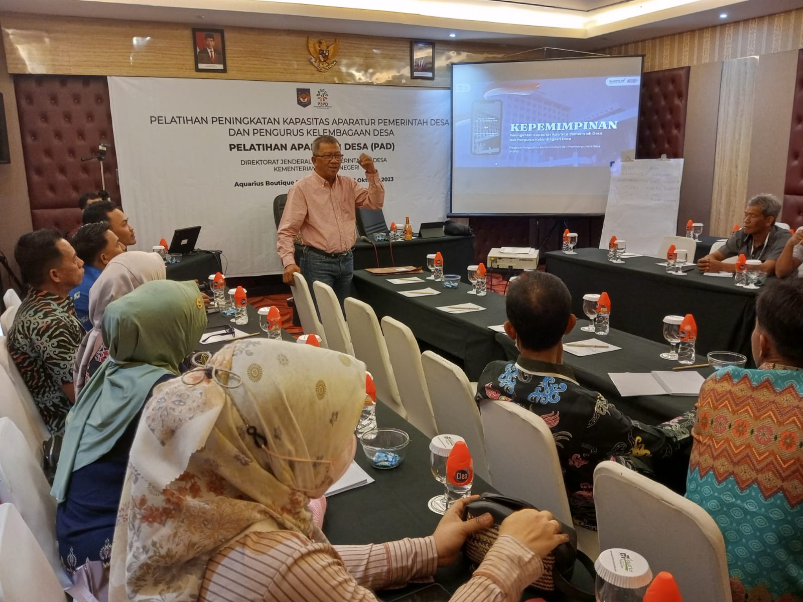Kaban Kesbangpol Prov. Kalteng Sampaikan Materi Pada Pelatihan Peningkatan Kapasitas Aparatur dan Pengurus Kelembagaan Desa