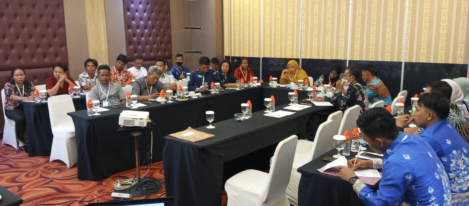 Kaban Kesbangpol Prov. Kalteng Sampaikan Materi Pada Pelatihan Peningkatan Kapasitas Aparatur dan Pengurus Kelembagaan Desa