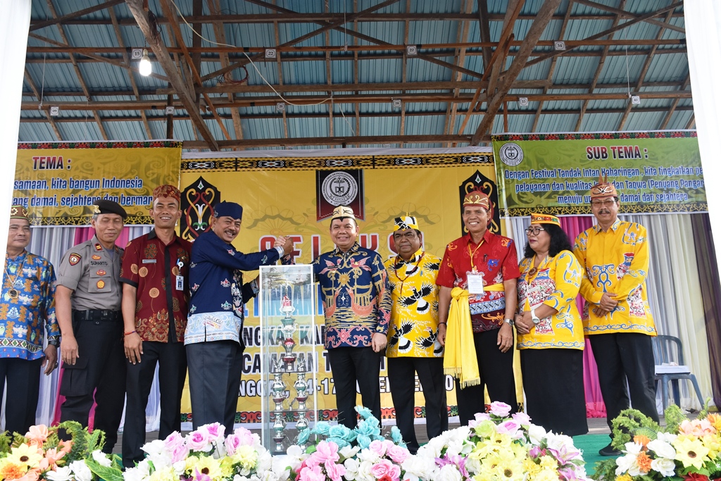 Bupati Buka Festival Tandak Intan Kaharingan ke II Tingkat Kabupaten Kapuas