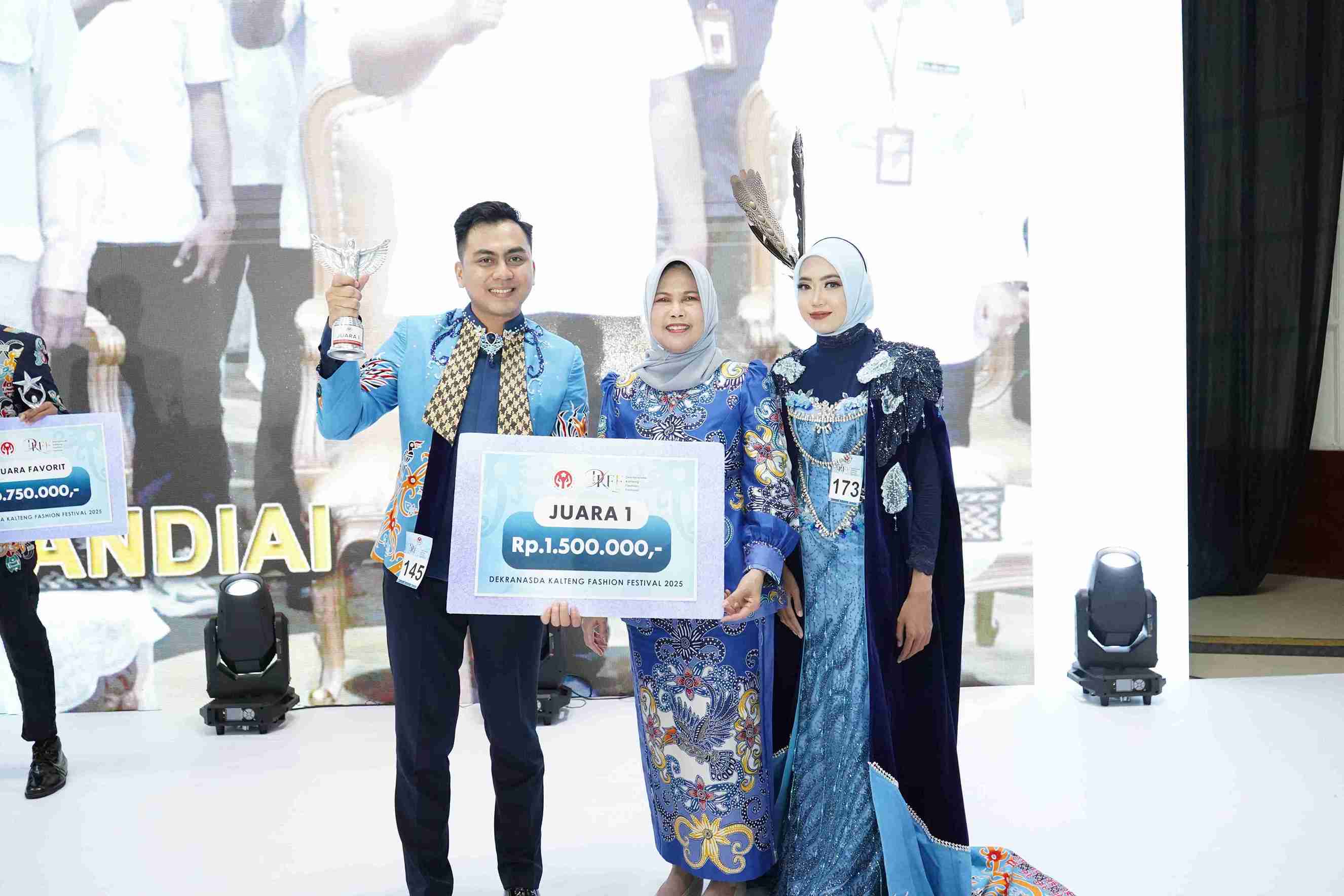 BKD Prov. Kalteng Raih Juara 1 Fashion Show ASN Putera Pada DKFF 2025
