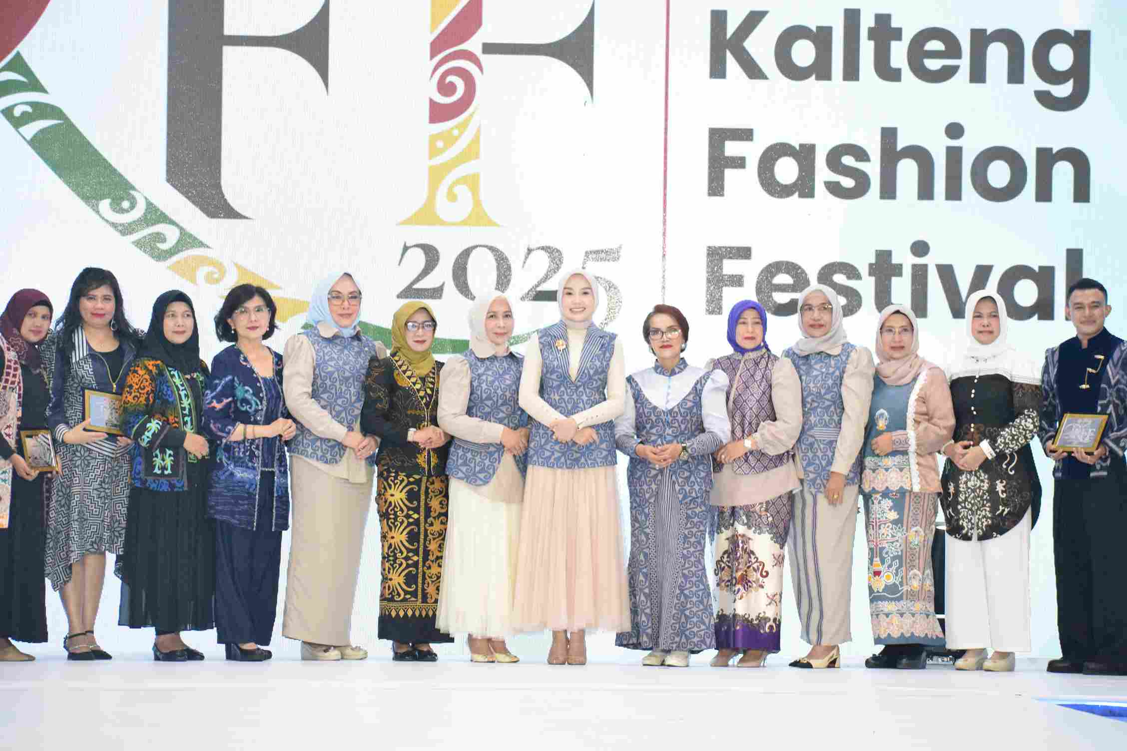 Sepuluh Desainer Terbaik Kalimantan Tengah Unjuk Karya pada Penutupan DKFF 2025