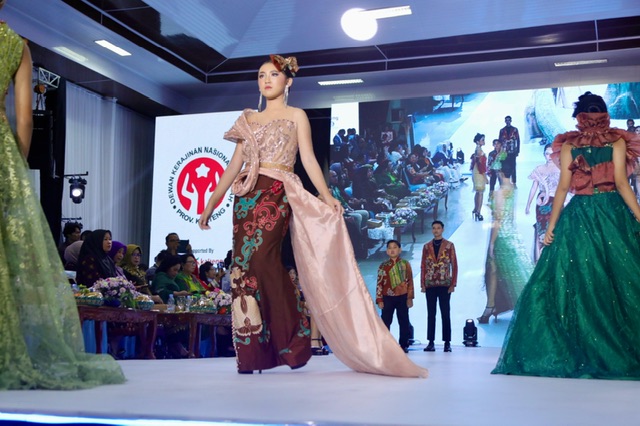Ketua Dekranasda Kalteng Resmi Tutup Dekranasda Fashion Festival 2025