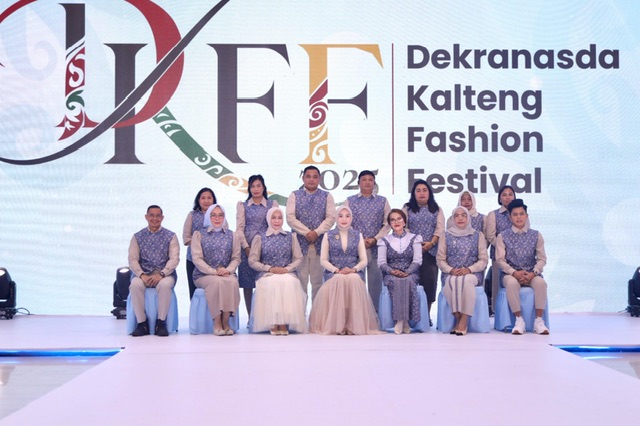 Ketua Dekranasda Kalteng Resmi Tutup Dekranasda Fashion Festival 2025
