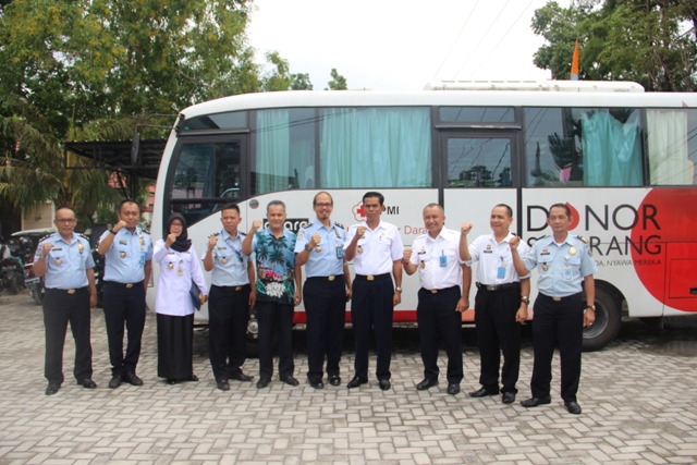 Peduli Sesama, Kantor Imigrasi Palangka Raya Melaksanakan Donor Darah 