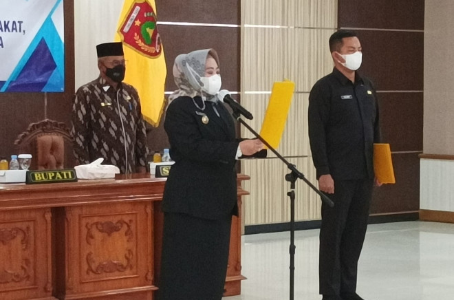 Bupati Kobar Lantik 18 Kepala Puskesmas dan 5 Pejabat Fungsional