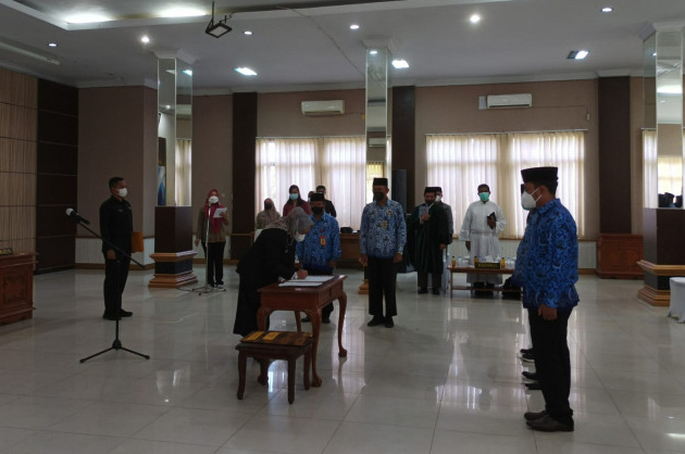Bupati Kobar Lantik 18 Kepala Puskesmas dan 5 Pejabat Fungsional