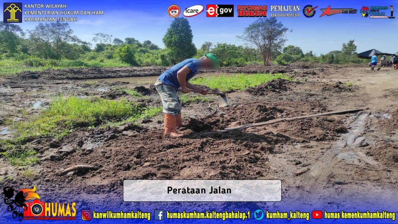 WBP Lapas Sukamara Bahu-Membahu Benahi Akses Jalan Menuju Agrowisata