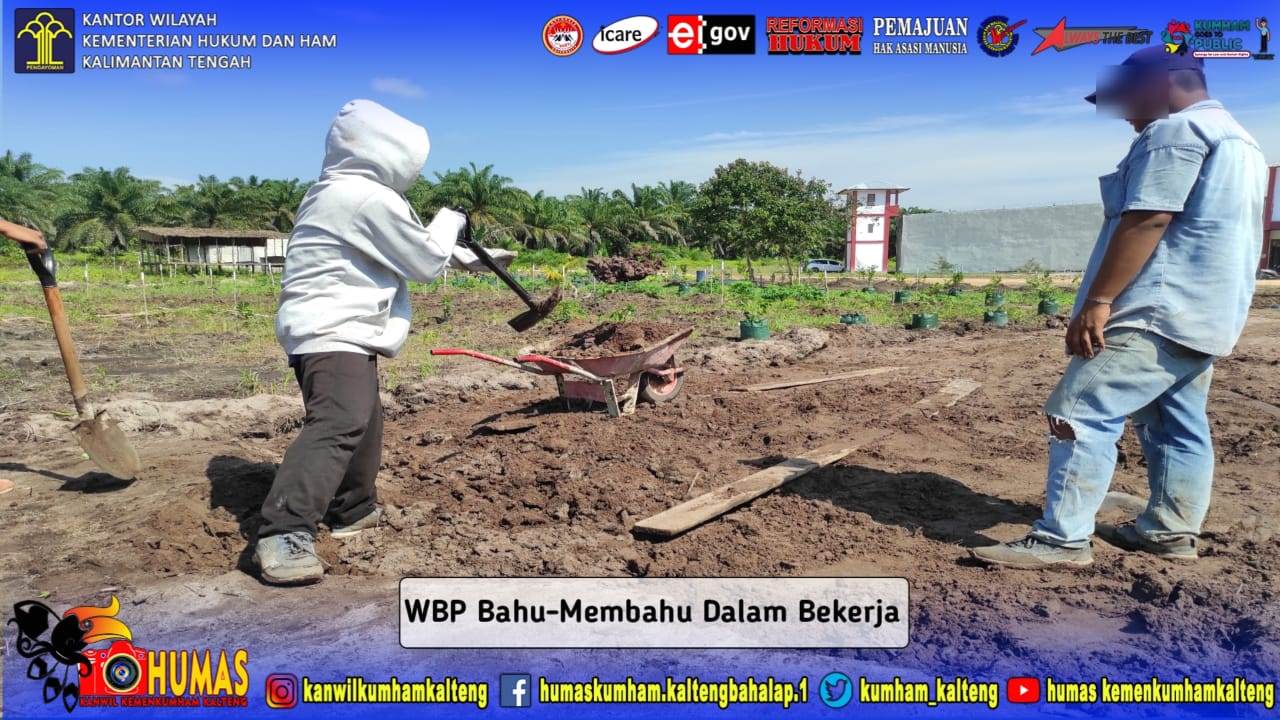 WBP Lapas Sukamara Bahu-Membahu Benahi Akses Jalan Menuju Agrowisata