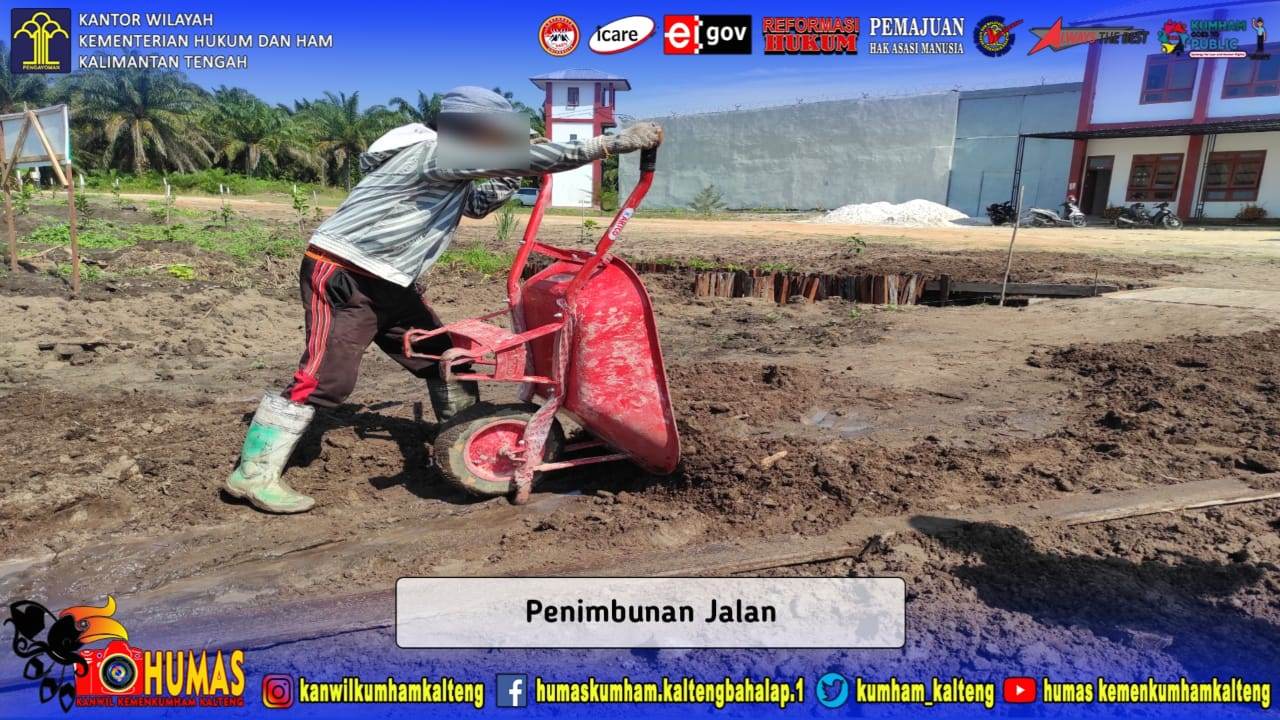WBP Lapas Sukamara Bahu-Membahu Benahi Akses Jalan Menuju Agrowisata