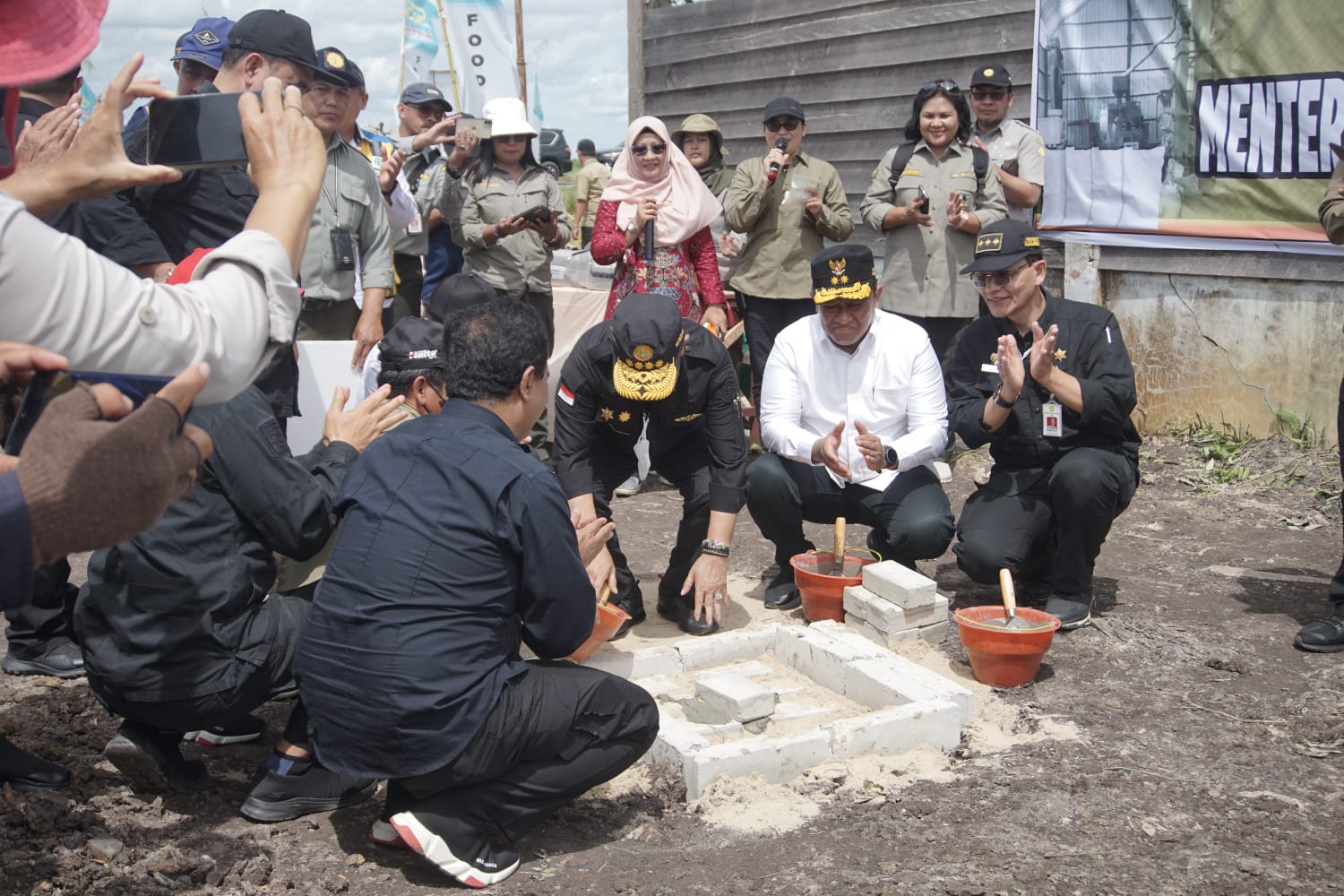 Wagub Edy Pratowo Bersama Mentan Syahrul Yasin Limpo Lakukan Peletakan Batu Pertama Pembangunan RMU Modern di Desa Bentuk Jaya A5 Dadahup Kapuas