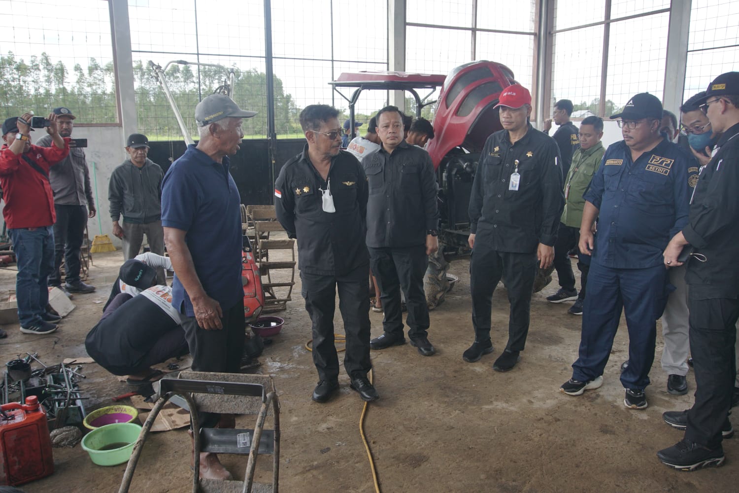 Wagub Edy Pratowo Bersama Mentan Syahrul Yasin Limpo Lakukan Peletakan Batu Pertama Pembangunan RMU Modern di Desa Bentuk Jaya A5 Dadahup Kapuas