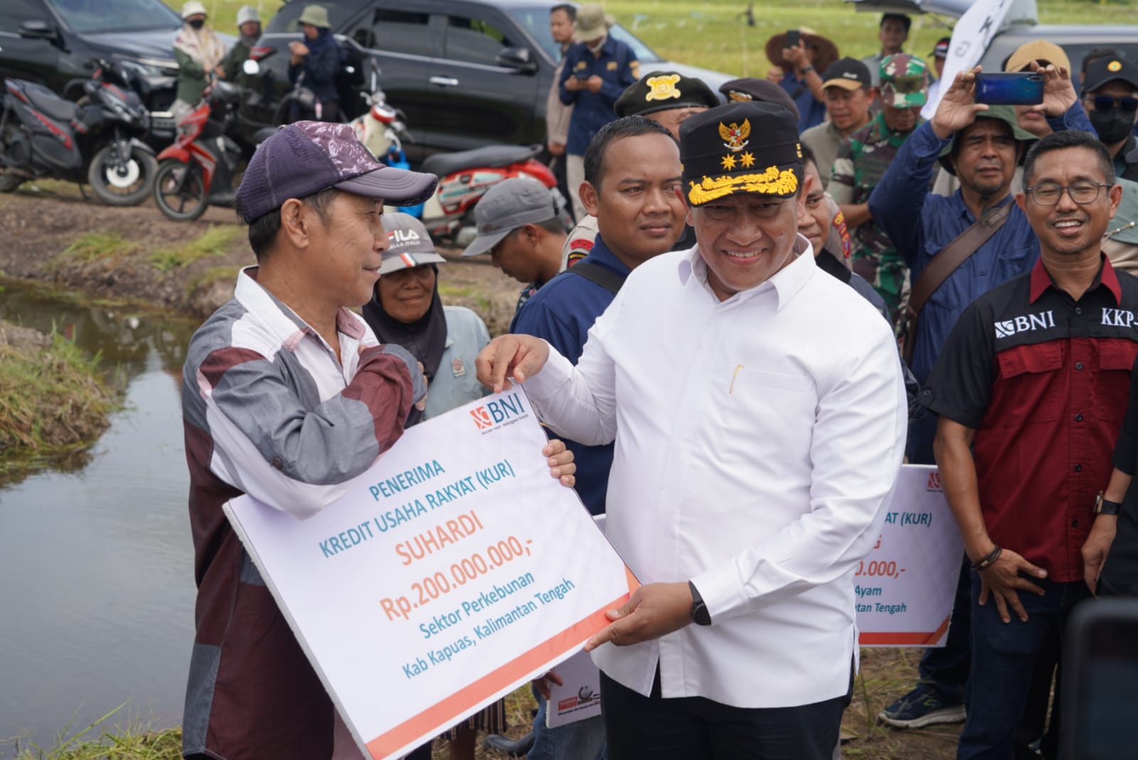 Wagub Edy Pratowo Bersama Mentan Syahrul Yasin Limpo Lakukan Peletakan Batu Pertama Pembangunan RMU Modern di Desa Bentuk Jaya A5 Dadahup Kapuas
