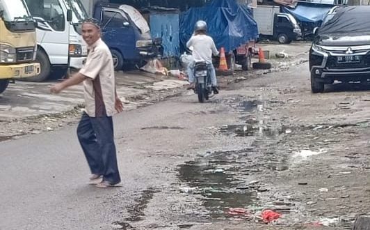 Warga Pasar Besar Palangka Raya Keluhkan Limbah Drainase