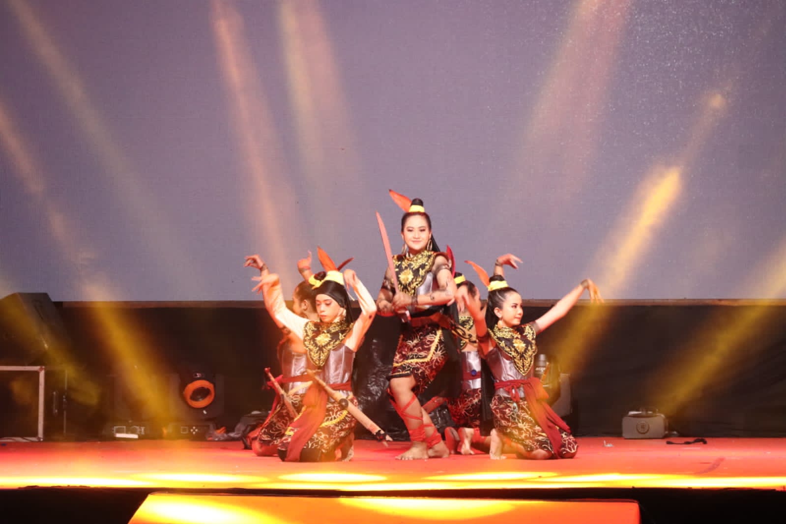 Lomba Tari Kreasi Daerah Meriahkan Festival Tambun Bungai 2023
