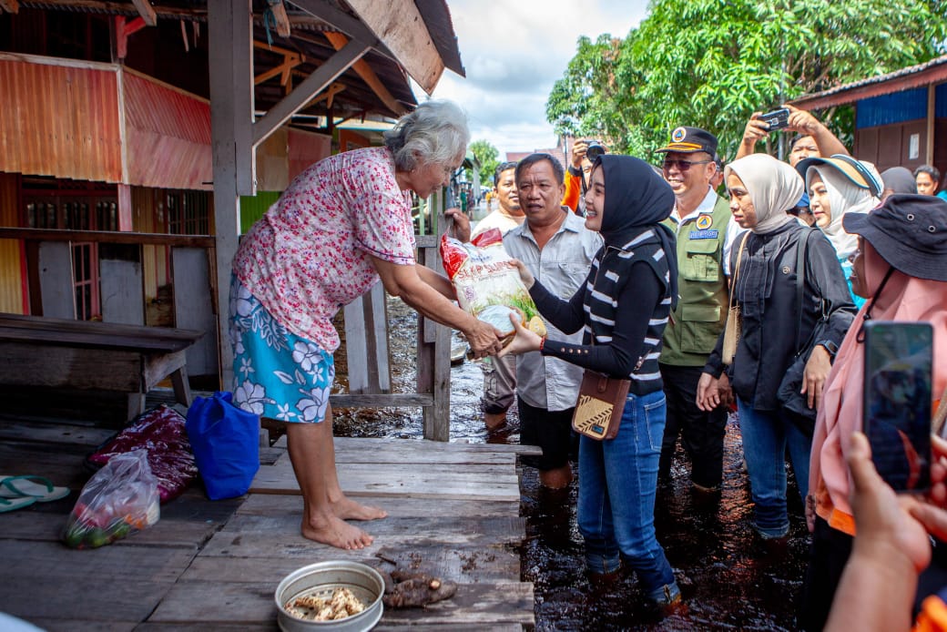 Ketua TP PKK Aisyah Thisia Agustiar Sabran Salurkan Bantuan Kepada Masyarakat Terdampak Banjir