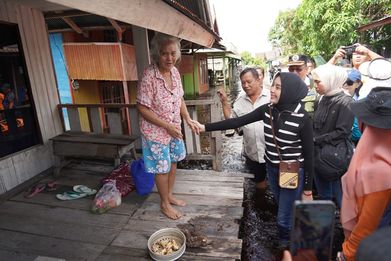 Ketua TP PKK Aisyah Thisia Agustiar Sabran Salurkan Bantuan Kepada Masyarakat Terdampak Banjir