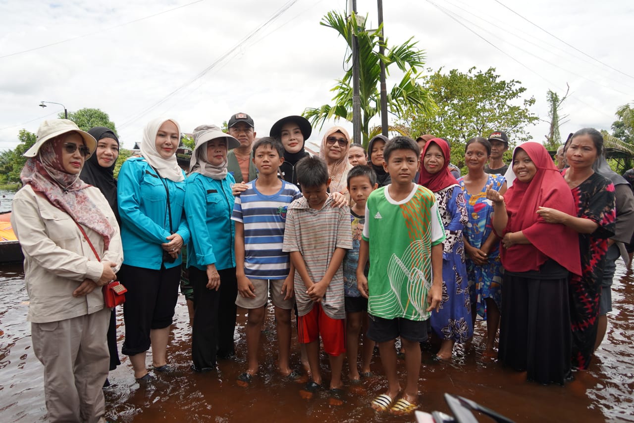 Ketua TP PKK Aisyah Thisia Agustiar Sabran Salurkan Bantuan Kepada Masyarakat Terdampak Banjir