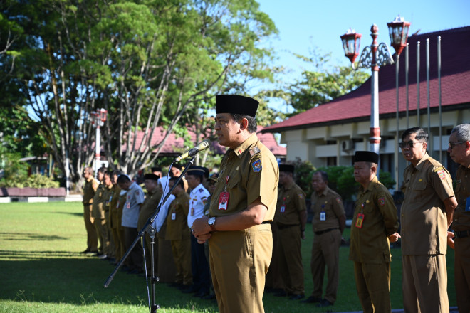 Pj Bupati Budi Santosa Pimpin Apel Gabungan di Lingkungan Pemkab Kobar