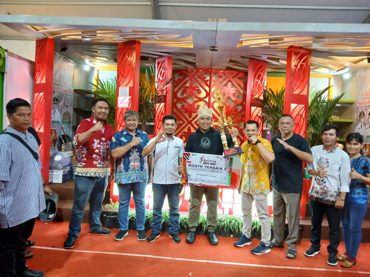 Kalteng Expo 2024 Resmi Ditutup, Disbun Prov. Kalteng Raih Juara Terbaik I Kategori Stand Terfavorit