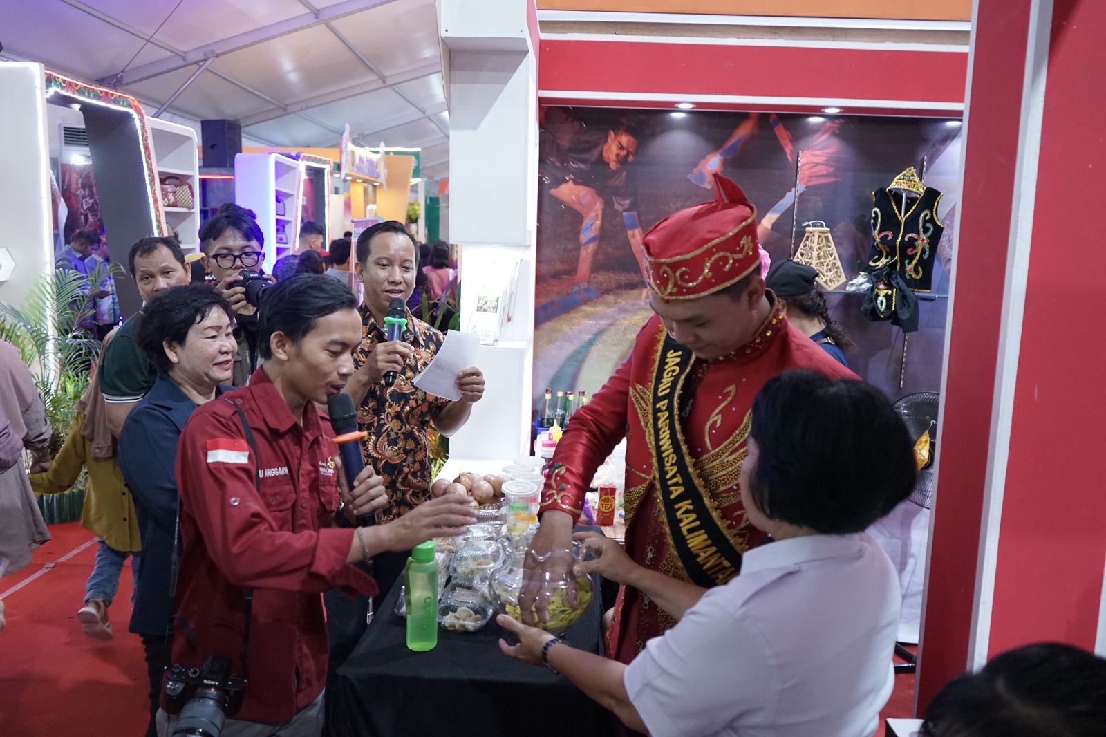 Stand Disbudpar Tarik Minat Masyarakat dengan Bagi-bagi Doorprize