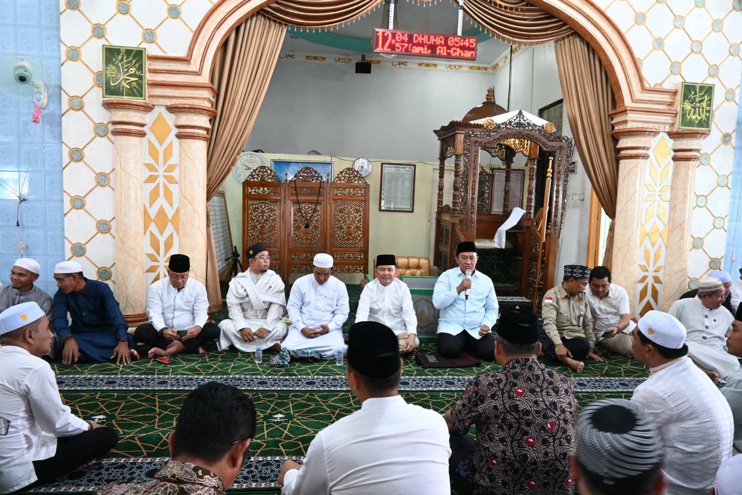 Gubernur Kalteng H. Agustiar Sabran Serahkan Bantuan Dua Unit Ambulance Bagi Pengurus Masjid Luthfillah