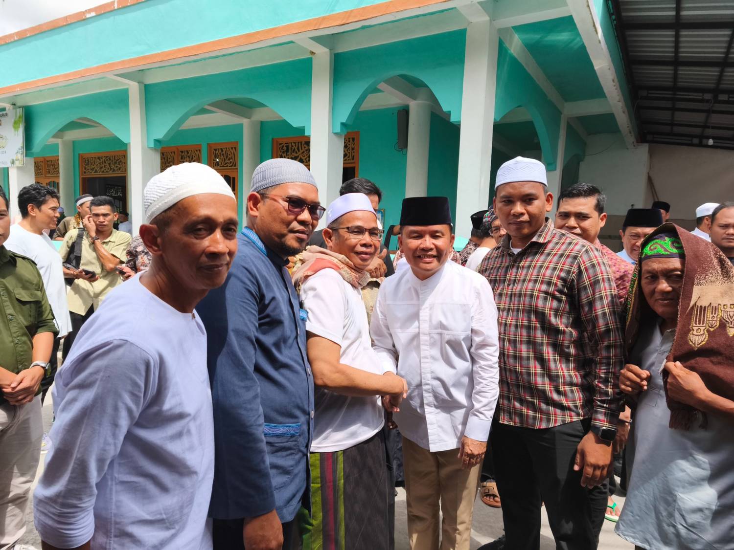 Gubernur Kalteng H. Agustiar Sabran Serahkan Bantuan Dua Unit Ambulance Bagi Pengurus Masjid Luthfillah