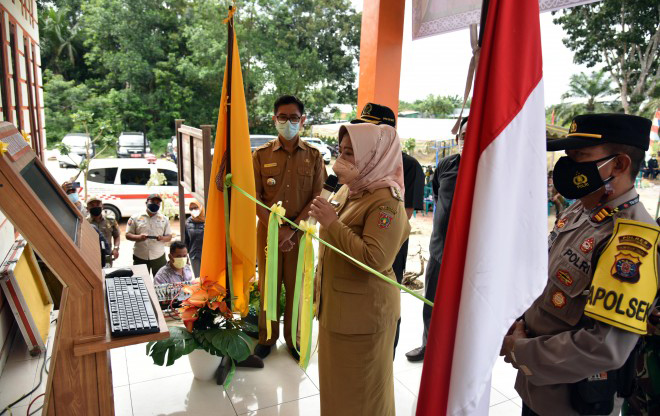 Bupati Hj Nurhidayah Resmikan Layanan Mandiri dan Lapak Online Desa di Kecamatan Pangkalan Lada