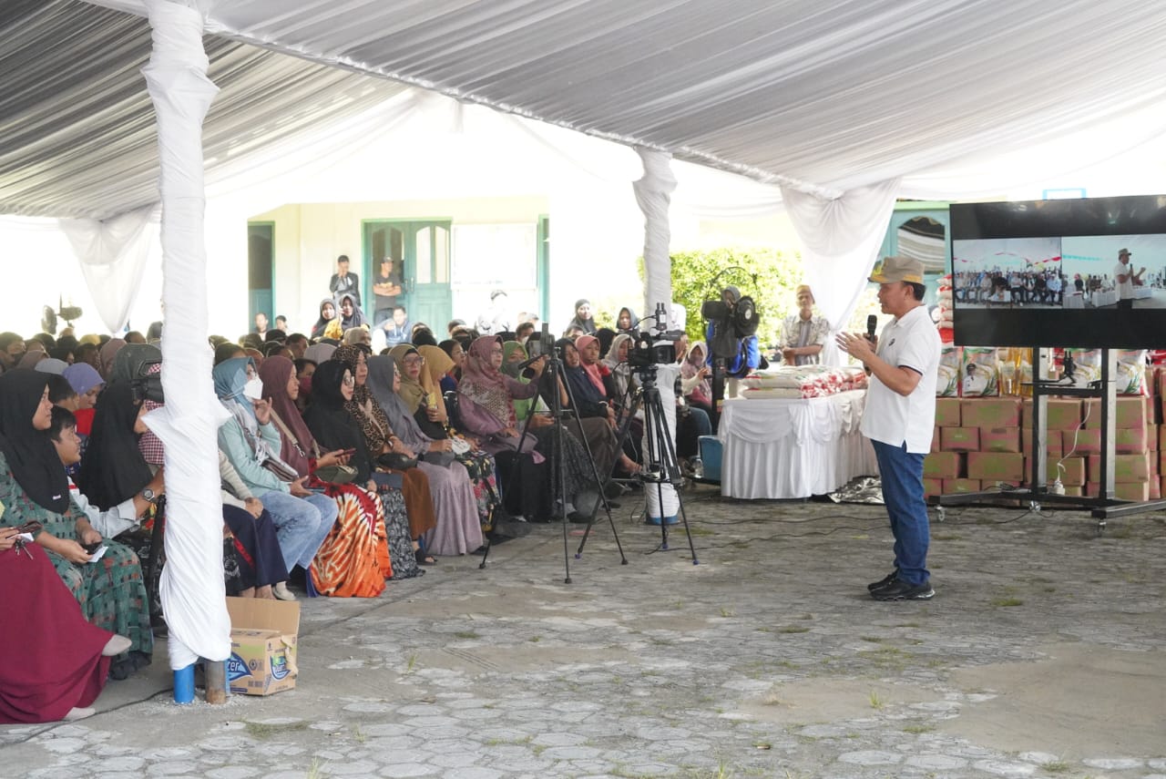 Gubernur Sugianto Sabran Bagikan 6000 Paket Sembako Gratis untuk ASN Gol II, Gol I, Tenaga Kontrak, Ormas dan Masyarakat Sidorejo Kabupaten Kobar