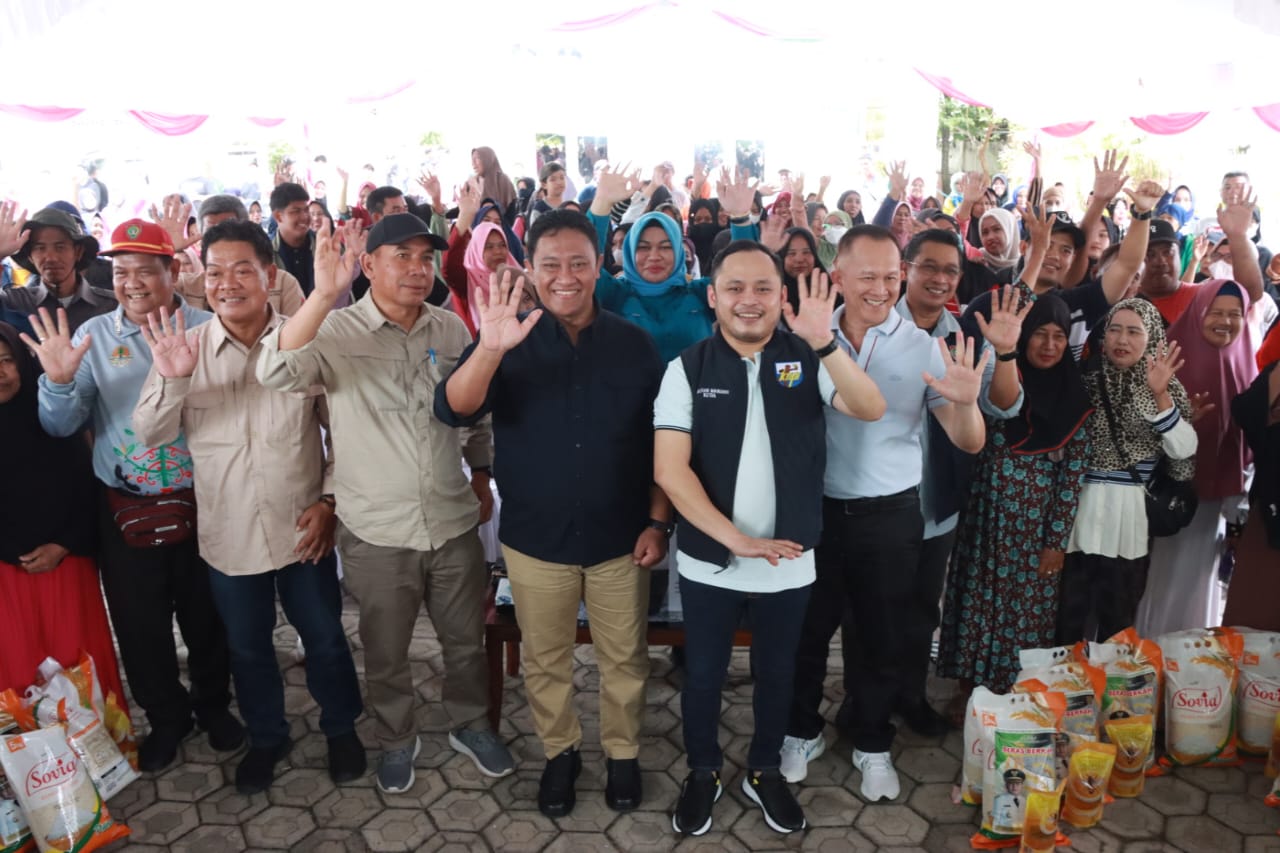Hadiri Pembukaan Pasar Murah secara Virtual, Wagub Kalteng Salurkan 500 Paket Sembako dan 3 Ekor Hewan Qurban di Kecamatan Selat Kabupaten Kapuas