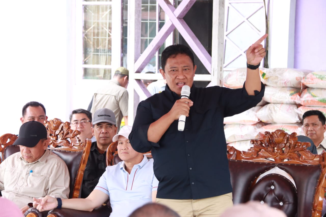 Buka Pasar Murah di Kabupaten Kapuas, Wagub Kalteng Salurkan 500 Paket Sembako dan 17 Ekor Hewan Qurban di Kecamatan Kapuas Timur