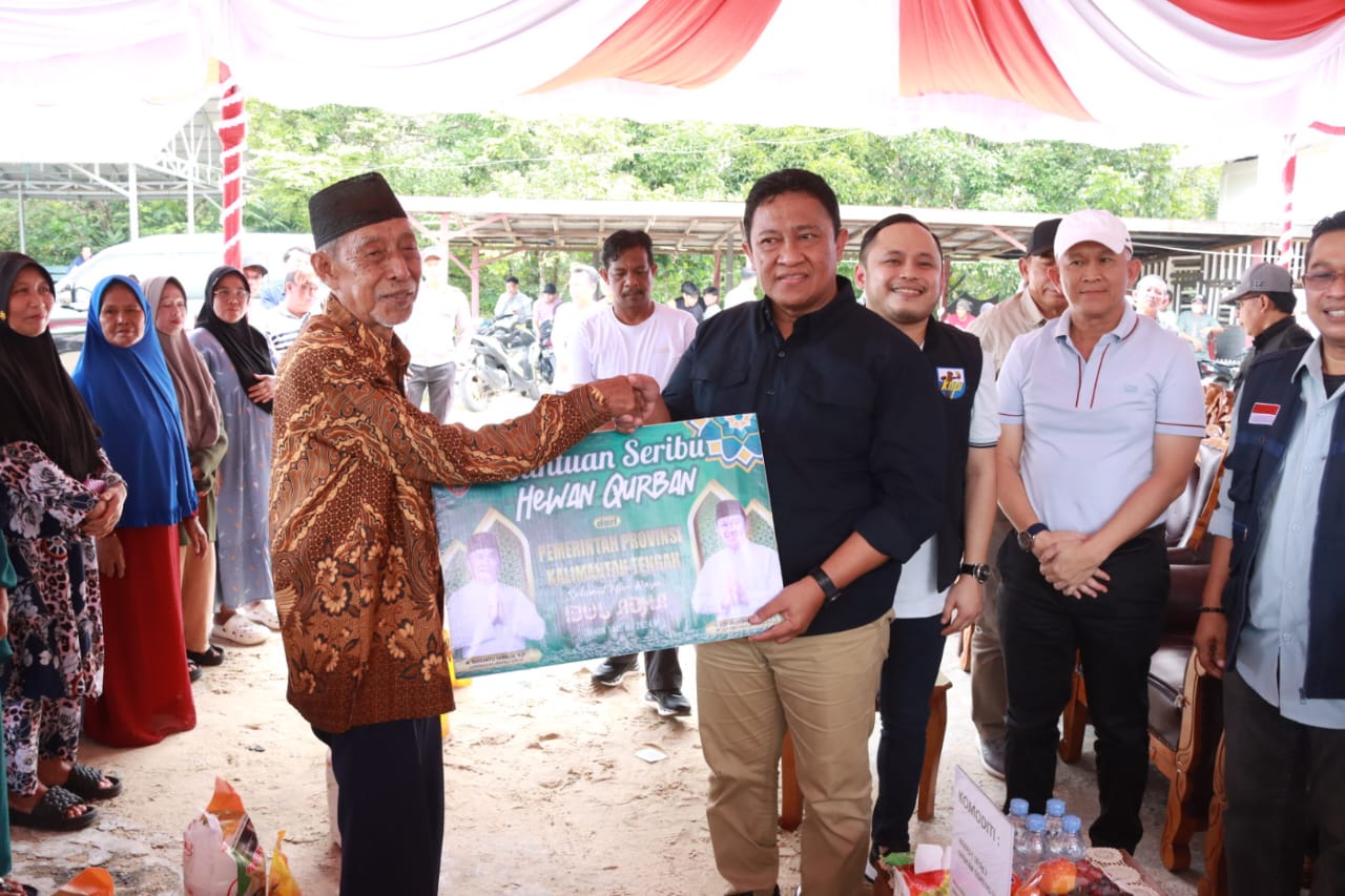 Buka Pasar Murah di Kabupaten Kapuas, Wagub Kalteng Salurkan 500 Paket Sembako dan 17 Ekor Hewan Qurban di Kecamatan Kapuas Timur