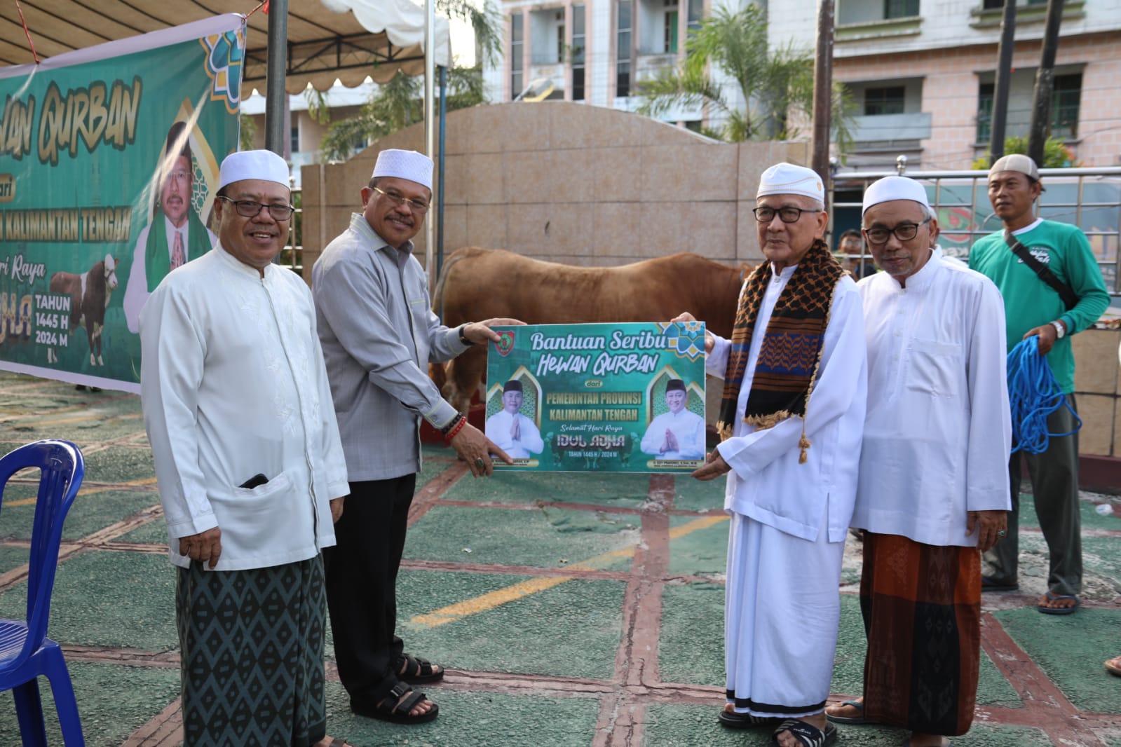 Sekda Nuryakin Serahkan Sapi Limosin di Masjid Darussalam dan Masjid Raya Nurul Islam Palangka Raya
