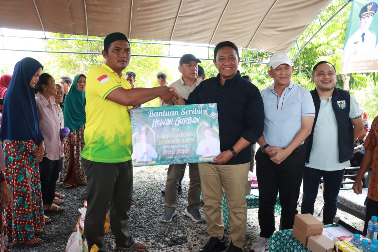 Lokasi Ketiga di Kabupaten Kapuas, Wagub Kalteng Serahkan Bantuan Hewan Qurban 12 Ekor Sapi dan 500 Paket Sembako di Kecamatan Bataguh