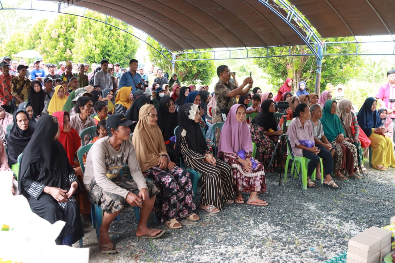 Lokasi Ketiga di Kabupaten Kapuas, Wagub Kalteng Serahkan Bantuan Hewan Qurban 12 Ekor Sapi dan 500 Paket Sembako di Kecamatan Bataguh