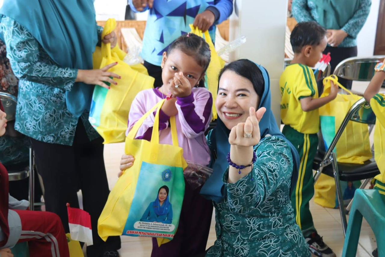 Ketua TP PKK Seruyan Sosialisasikan Konsumsi Ikan Sejak Dini di Desa Sei Bakau Kabupaten Seruyan