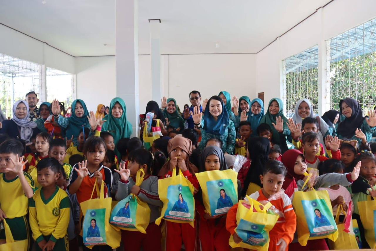 Ketua TP PKK Seruyan Sosialisasikan Konsumsi Ikan Sejak Dini di Desa Sei Bakau Kabupaten Seruyan