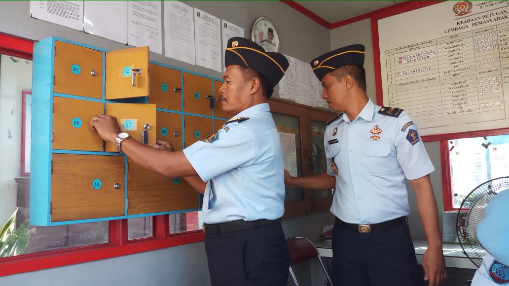 Antisipasi Barang Terlarang Masuk Ke Dalam Lapas, Pos Karupam Pun Digeledah Petugas