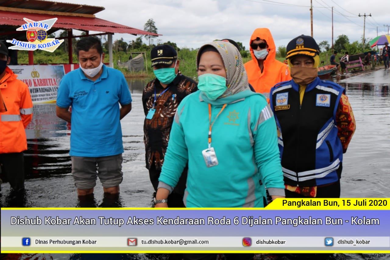 Ruas Jalan Pangkalan Bun – Kolam Terendam Banjir, Dishub Kobar Tutup Akses Masuk Kendaraan Roda 6