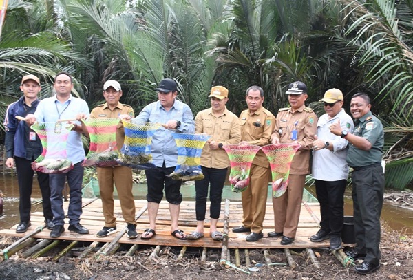 Bupati dan Wabup Pulang Pisau Panen Ikan Tambak