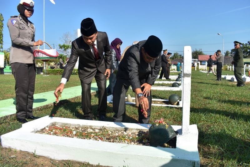 Peringatan Hari Kemerdekaan, Pj Bupati Ziarah Ke Taman Makam Pahlawan