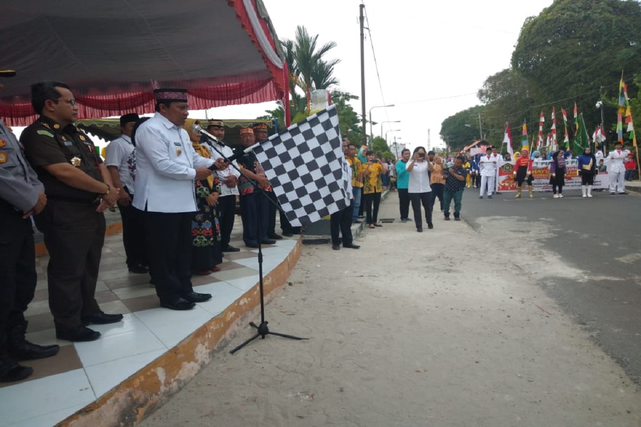 Bupati Pulang Pisau Lepas Peserta Pawai Karnaval Budaya