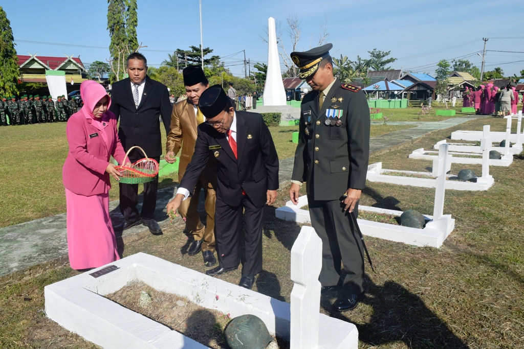 Peringati HUT Ke-74 Wakil Bupati Kapuas Ziarah Ke Makam Pahlawan