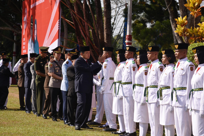 Pj. Bupati Budi Santosa Kukuhkan Paskibraka Kobar Tahun 2023