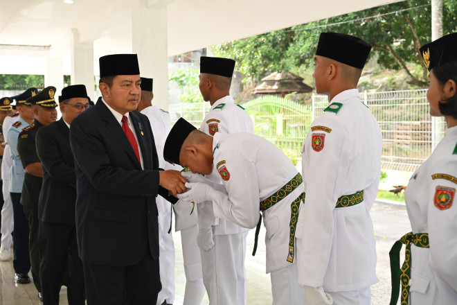 Pj Bupati Budi Santosa Kukuhkan Anggota Paskibraka Kabupaten Kobar