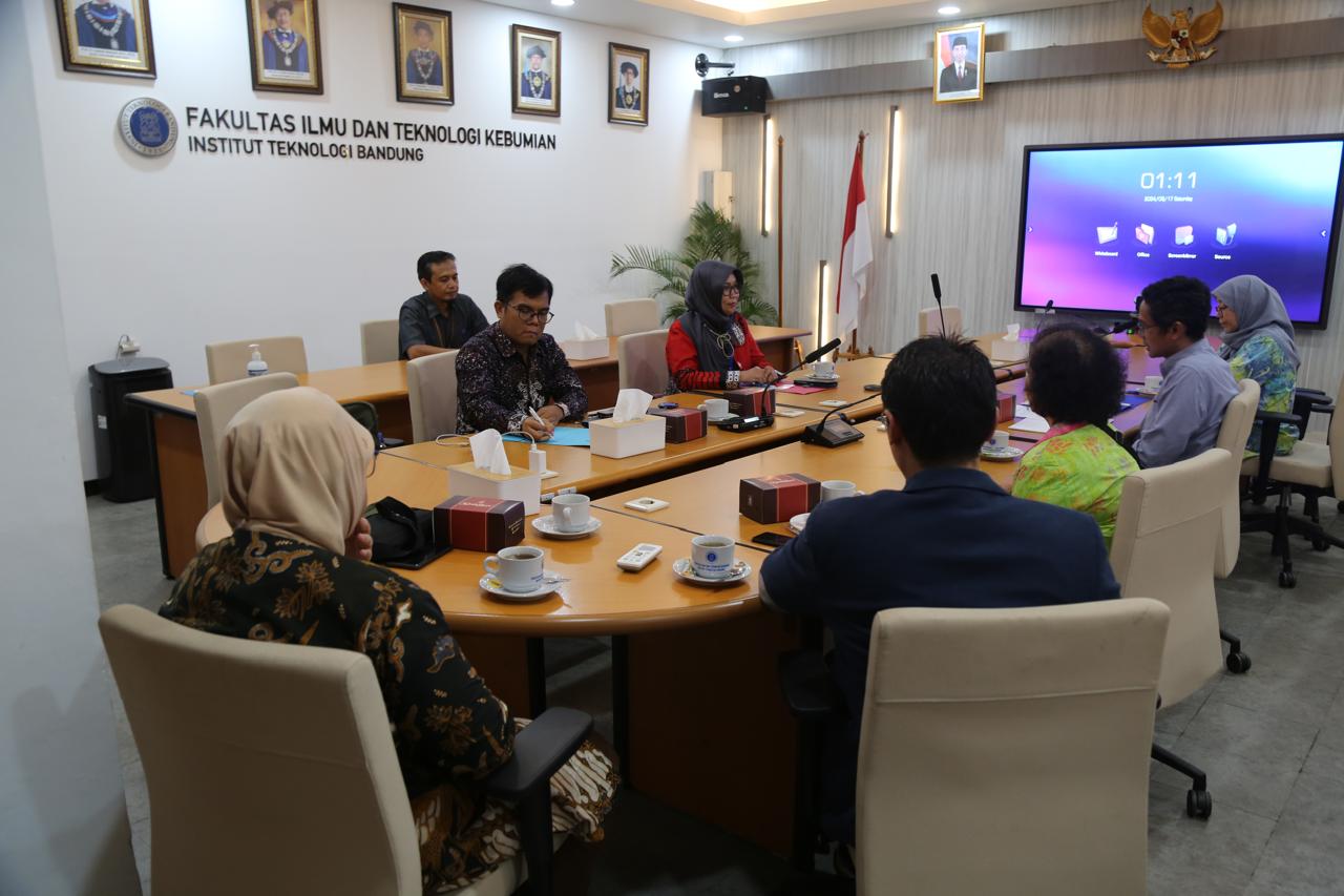 Pemprov Kalteng Tandatangani Perjanjian Kerja Sama dengan Fakultas Ilmu dan Teknologi Kebumian ITB